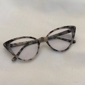 Stylish Tortoiseshell Cat-Eye Sunglasses
